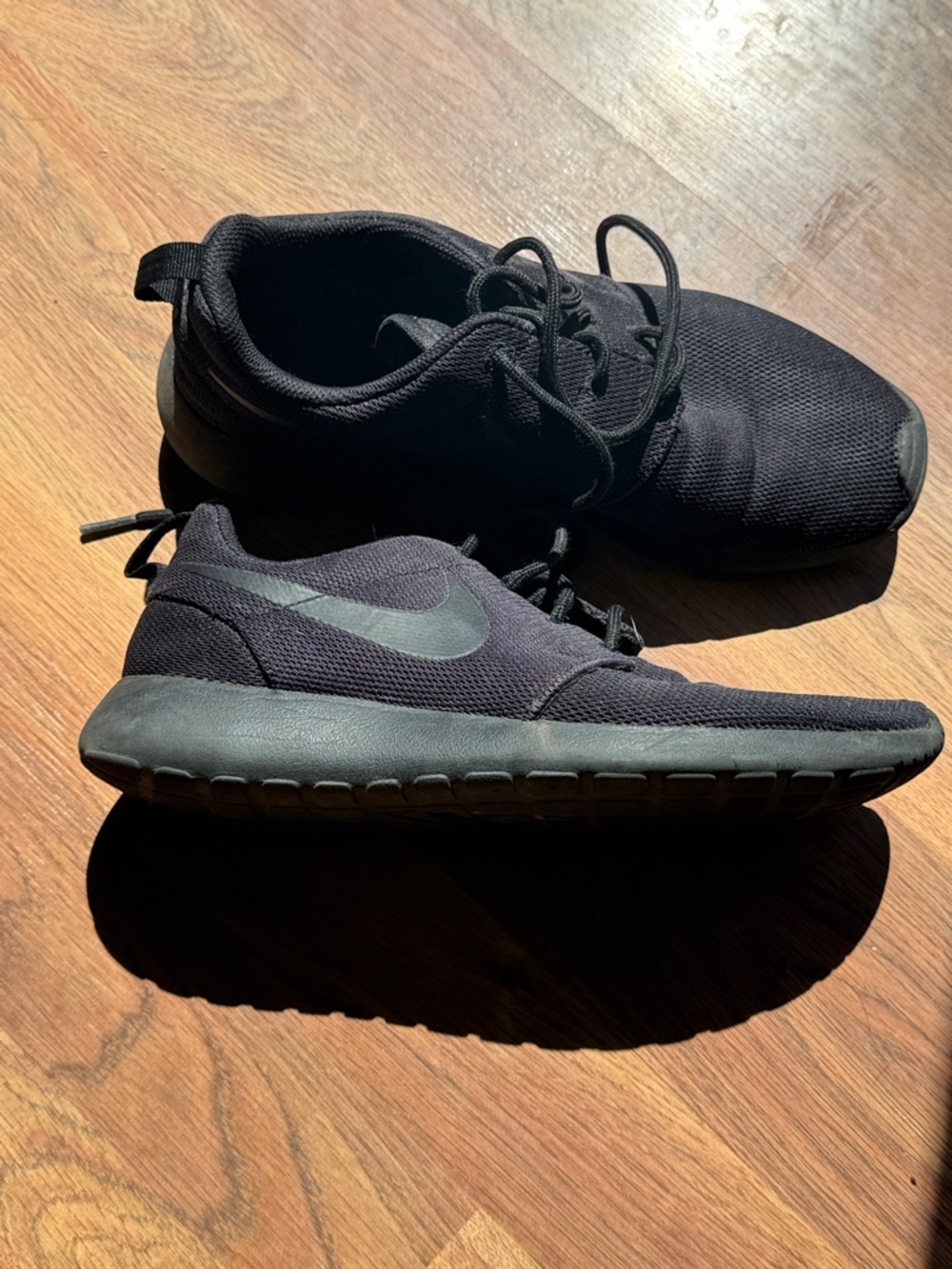 Nike women’s Black Low-Profile Mesh Sneakers